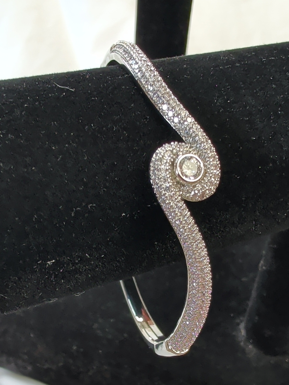 NWOT (403) White Gold Plated Hinged Bangle Bracelet